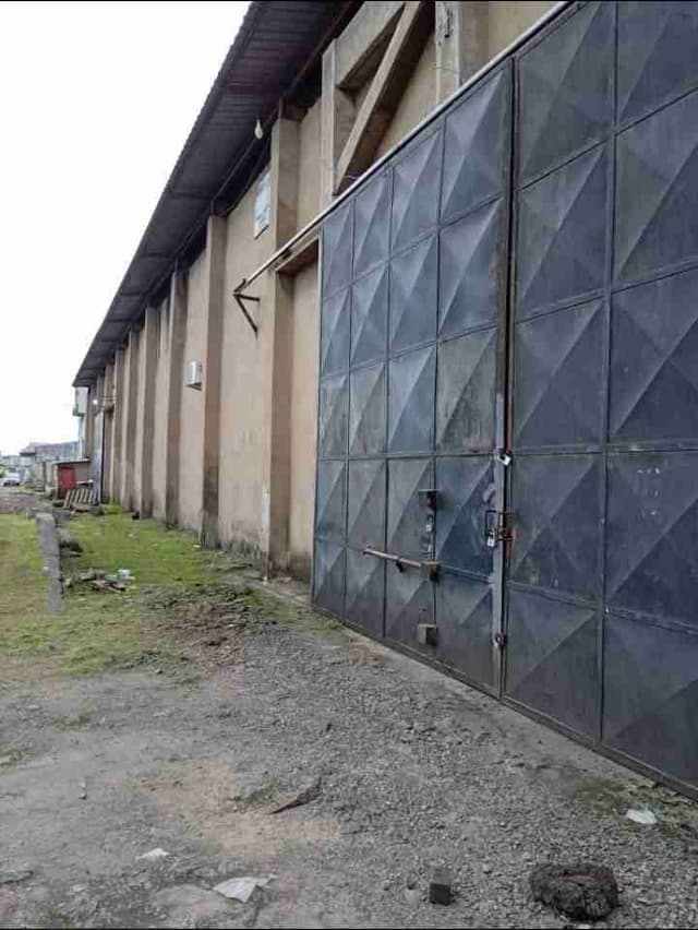 Magasin a vendre au port de Douala entrepôt