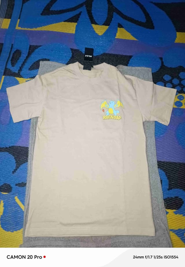 “Nouveau arrivage — T-shirts de qualité, prix abordables 💸”