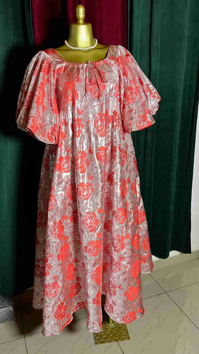 Longue robe satinée avec motif