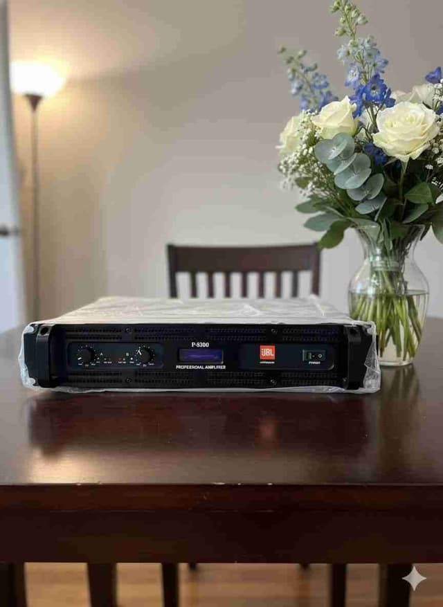 Un amplificateur professionnel JBL P-8300