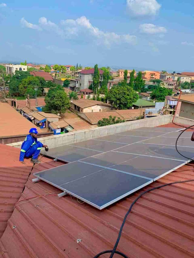 Installation solaire photovoltaïque de Hôtel TOMAHA a Yaoundé, Ngousso