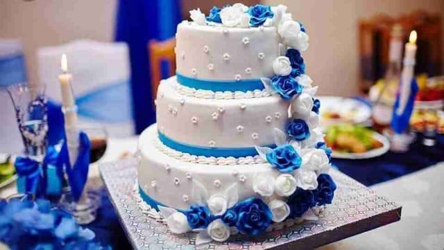 Gâteau de mariage élégant 3 étages – Blanc & Bleu royal (sur commande)