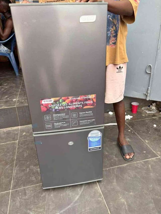 Réfrigérateur combiné de marque Smart Technology 133 Litres
