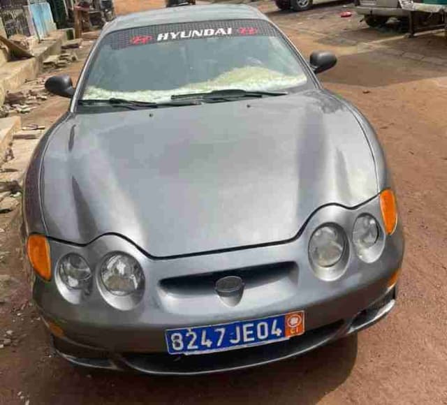 Hyundai F essence manuelle climatise en bon état