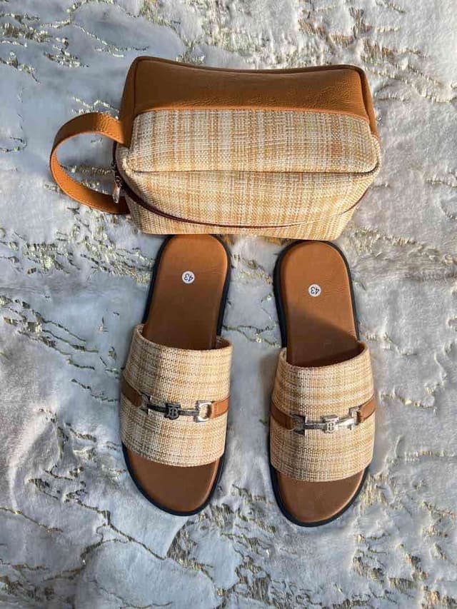 Ceci est un ensemble de chaussures et de sacoches disponibles en plusieurs couleurs et personnalisables selon les préférence de couleur ou de taille.c’est fabriqué localement par des artisans