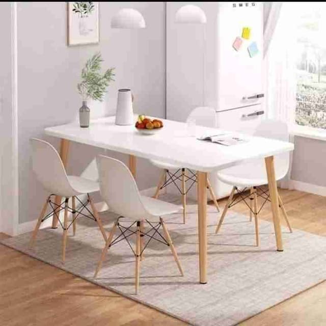 Table à manger 4 places importé au bon prix solide 150000